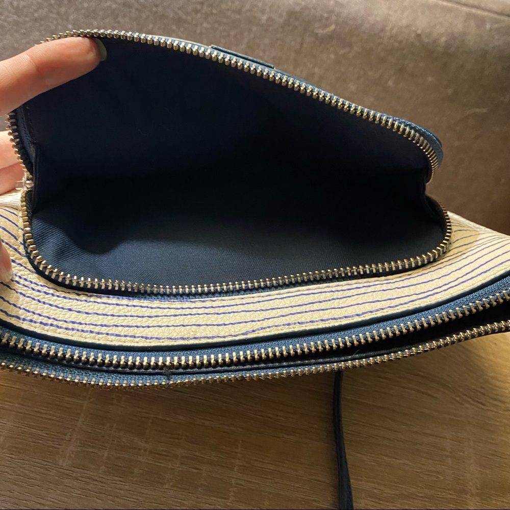 Small Leather Fossil Crossbody - Picture 12 of 12